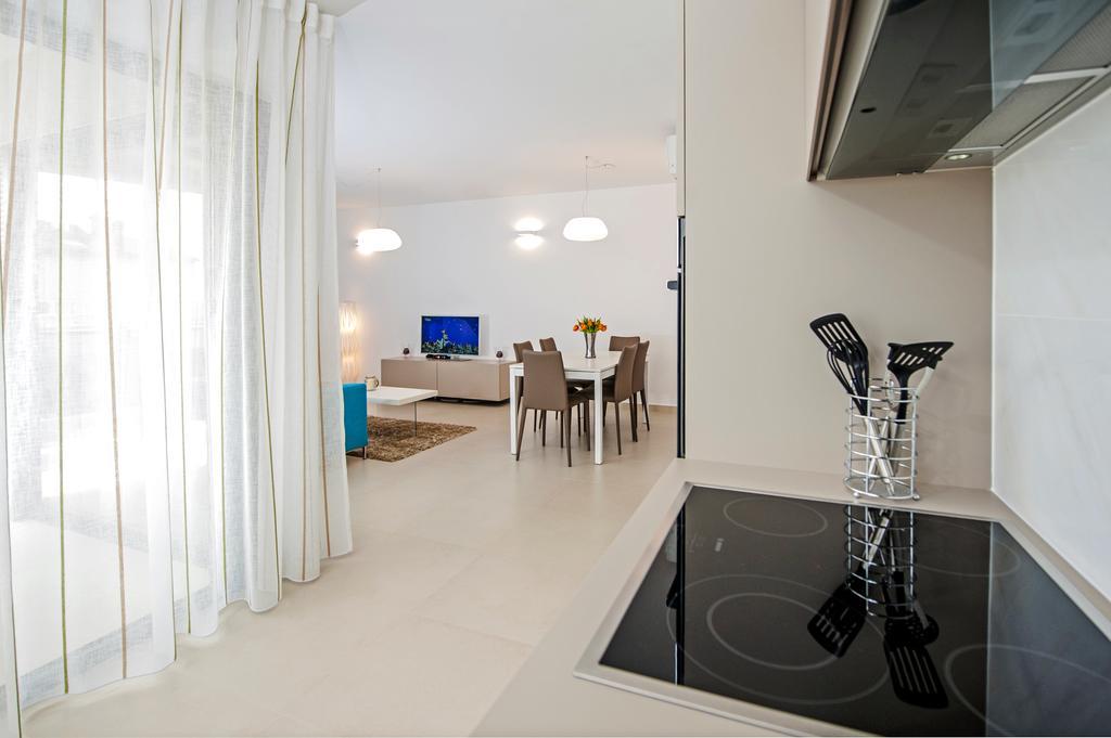 Sunset Luxury Apartment ロヴィニ エクステリア 写真